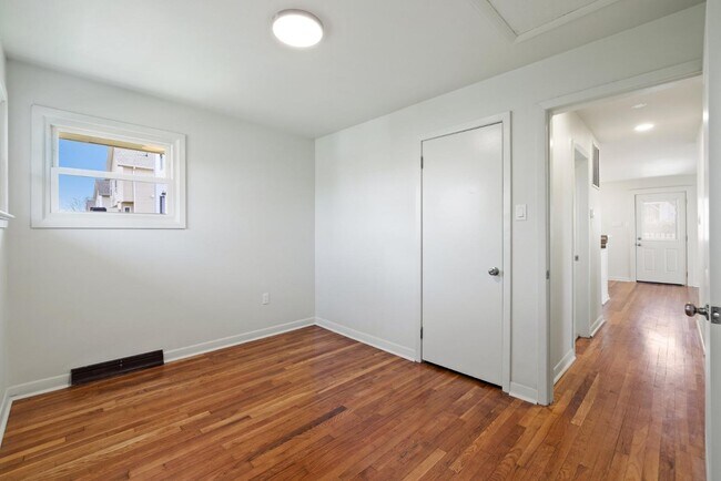 Building Photo - 389 Thompson St