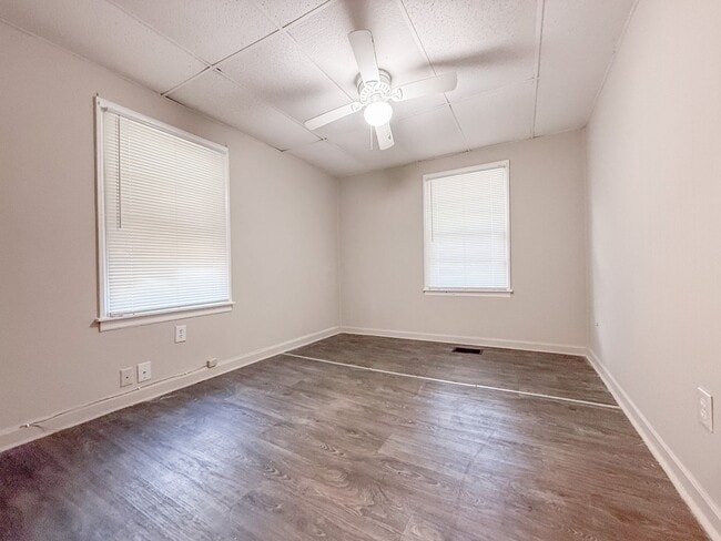 Building Photo - 3 Bed 1 Bath Single-Family Home - Big Yard!