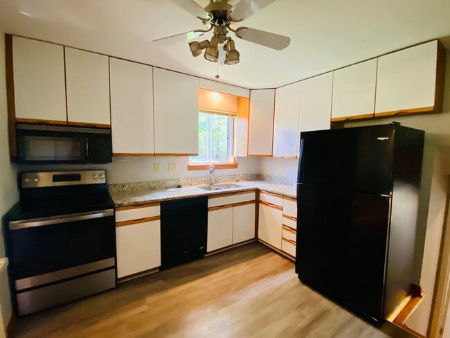 Building Photo - Beautiful and Spacious 4bdrm/2.5bth Tri-Le...