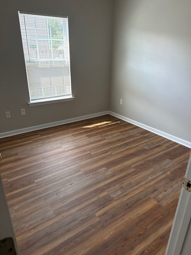 Building Photo - New floors, just painted, and all new appliances!!