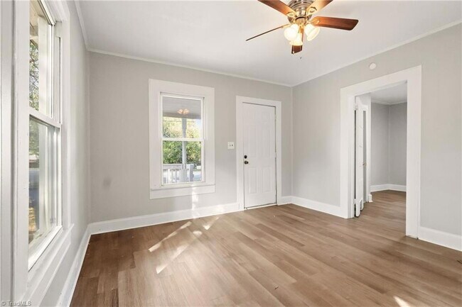 Building Photo - 2051 Bloomfield Dr