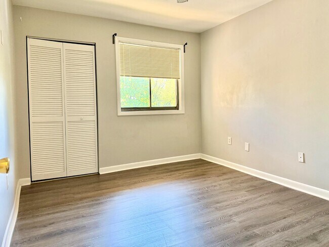 Building Photo - 140 Royal Oak Dr