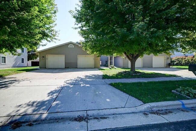Building Photo - Broadway Drive - Sun Prairie