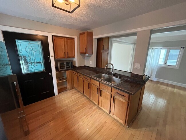 Building Photo - offboarding 4/14/26 3215 N Bartlett Ave