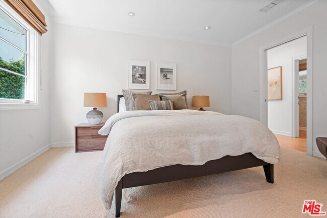 Building Photo - 215 S Medio Dr