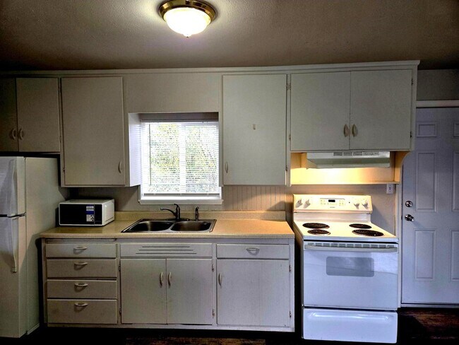 Building Photo - 8420 S Tacoma Way
