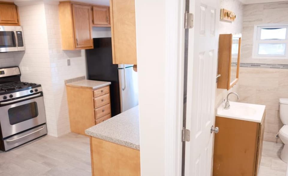 Building Photo - 508 Albany St