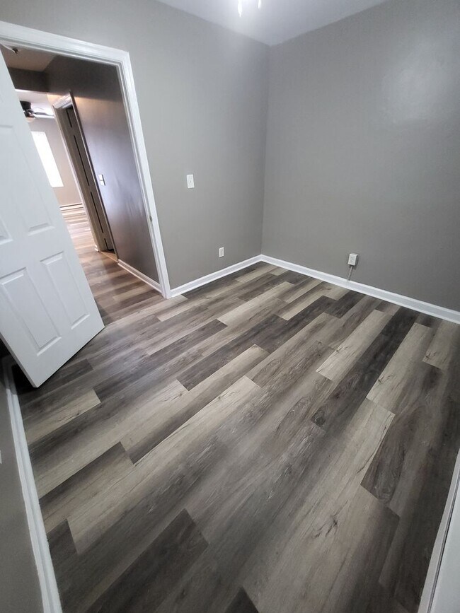 Building Photo - 915 Jack St