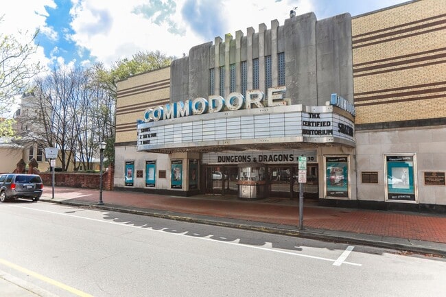 Building Photo - BEAUTIFUL Second Floor Unit in Olde Towne!