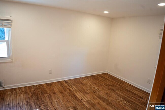 Building Photo - 58 Elm St