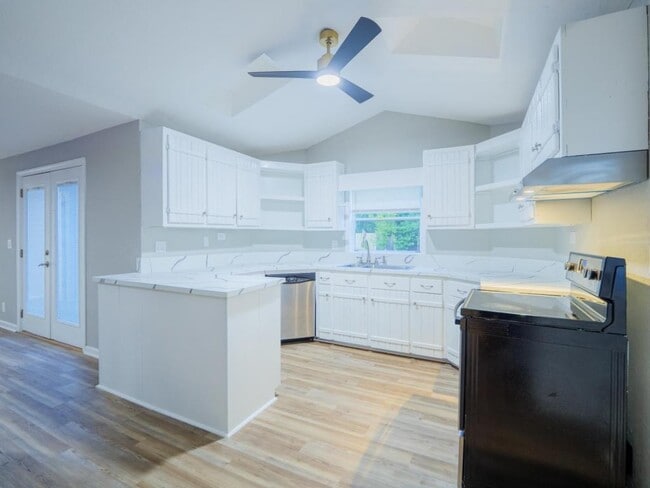 Building Photo - 804 Lakeland Ave