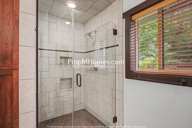 Building Photo - Unique Luxury Three Bedroom Home in Hallinan!