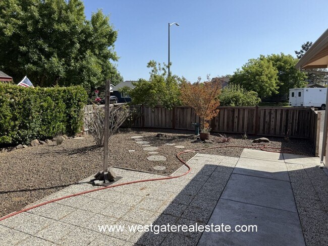 Building Photo - Lovely southeast Petaluma single level 3 b...