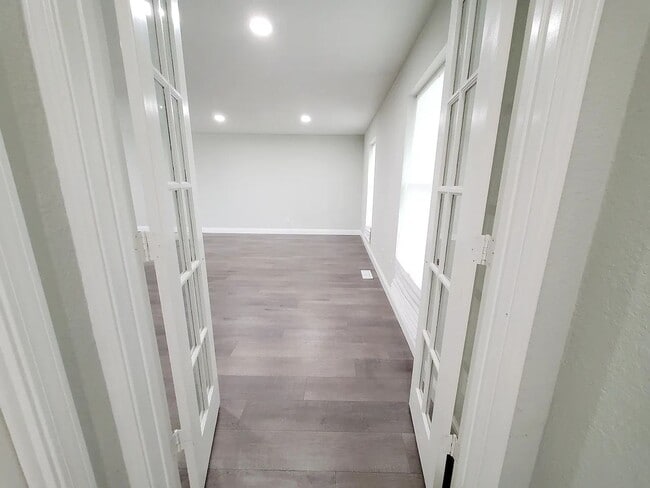 Building Photo - Spacious 2 Story Home With Lincoln Schools