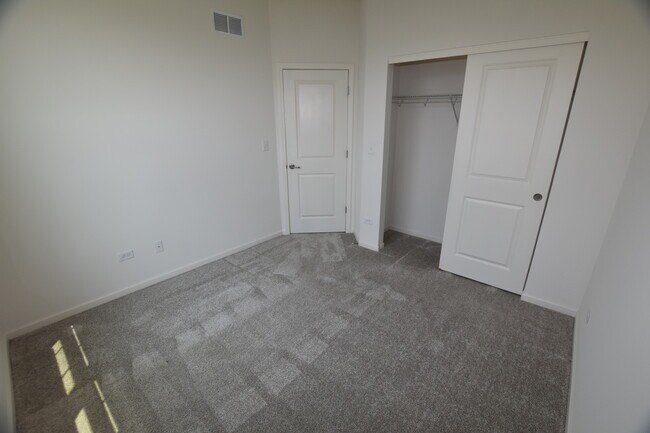 Building Photo - 2945 Showplace Dr