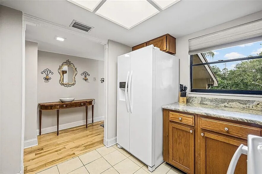 Building Photo - 222 Woodlake Wynde