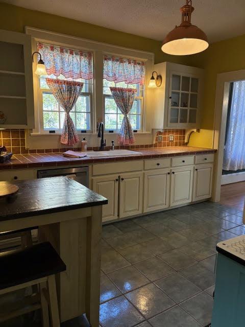 Building Photo - 613 S York St