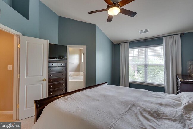Building Photo - 43237 Highgrove Terrace