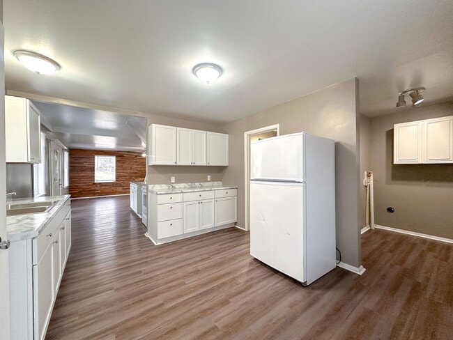 Building Photo - 3 bedroom 2 bath