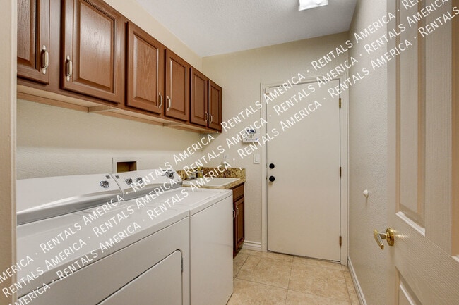 Building Photo - 8960 Echo Ridge Dr