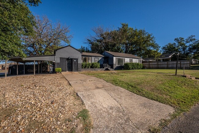 Primary Photo - Home For Rent in SW Ardmore!