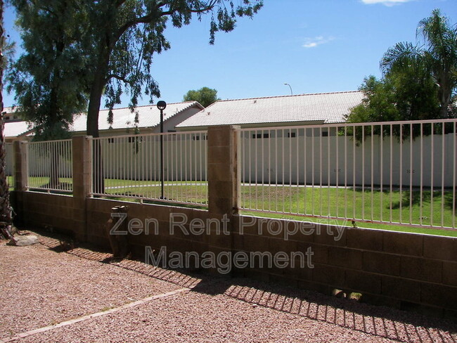 Building Photo - 1471 E Park Ave