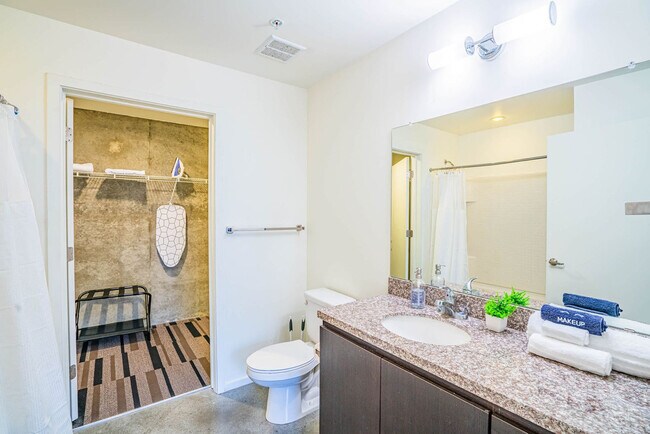 Building Photo - 913 N 3rd St