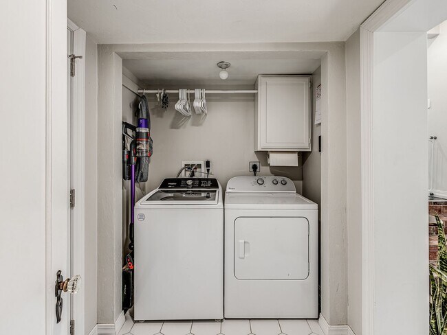 Building Photo - Beautiful 3bedroom/2 bathroom/1 Car Garage...