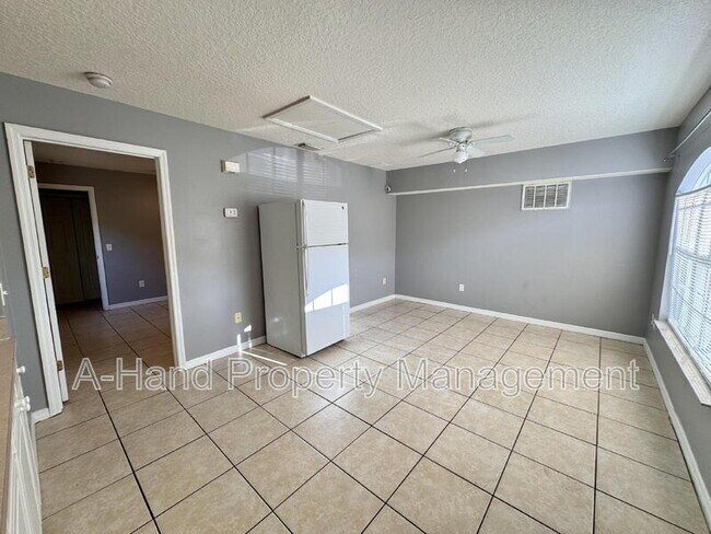 Building Photo - 2725 Fan Palm Dr