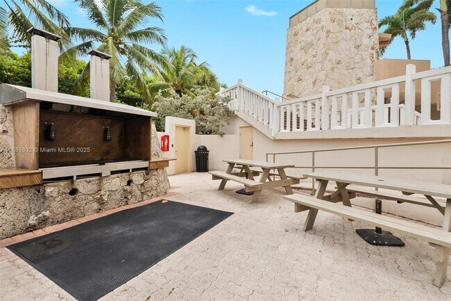 Building Photo - 1121 Crandon Blvd