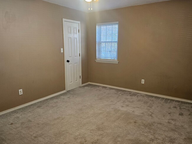 Building Photo - 306 Elfen Glen St