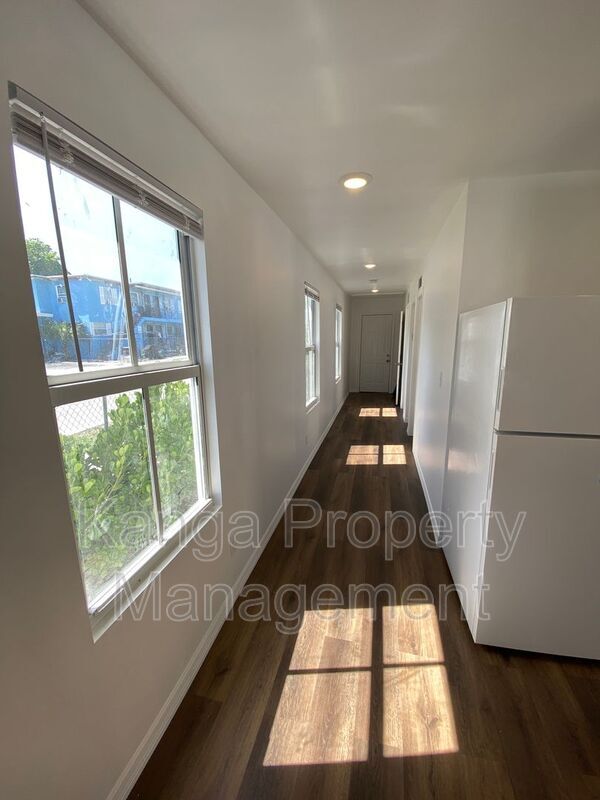 Building Photo - 641 6th St