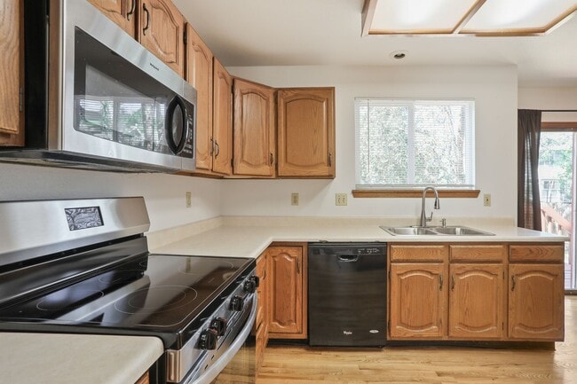 Building Photo - Beautifully Updated 3BR/2.5BA Home in Longmont – $300 Off First Month's Rent