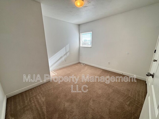 Building Photo - 31 Kintail St