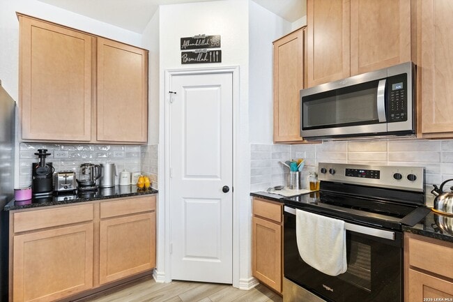 Building Photo - Charming Home Awaits: Spacious & Modern Living in a Prime Location