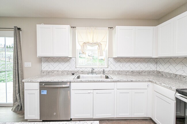 Building Photo - 5697 Julia Kate Dr