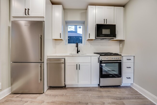 Building Photo - 172 MALLORY Ave