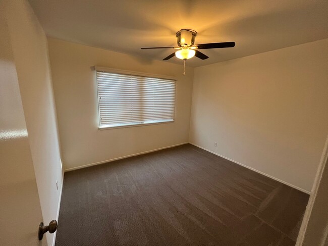 Building Photo - 3 Bed 2 Bath Home!