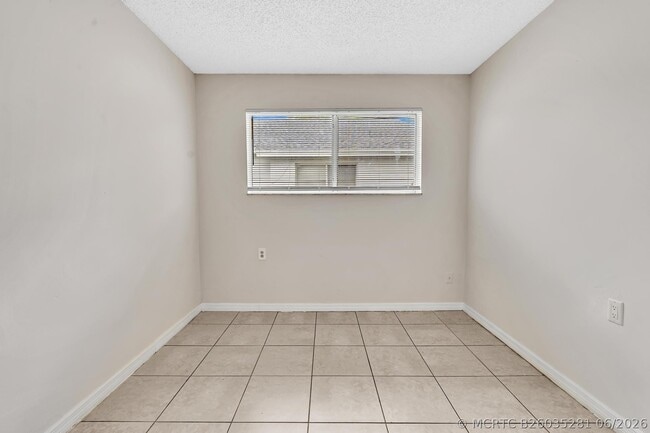 Building Photo - 1020 Lake Victoria Dr