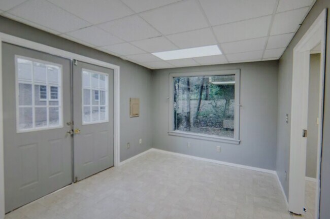 Building Photo - 2475 Drexel Dr