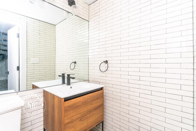 Building Photo - 644 Lorimer St