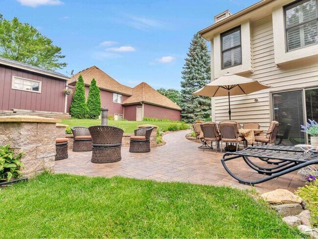 Building Photo - Luxury Home in Plymouth with 2-Level Primary Suite, Furnished or Unfurnished, Wayzata Schools, Pe...