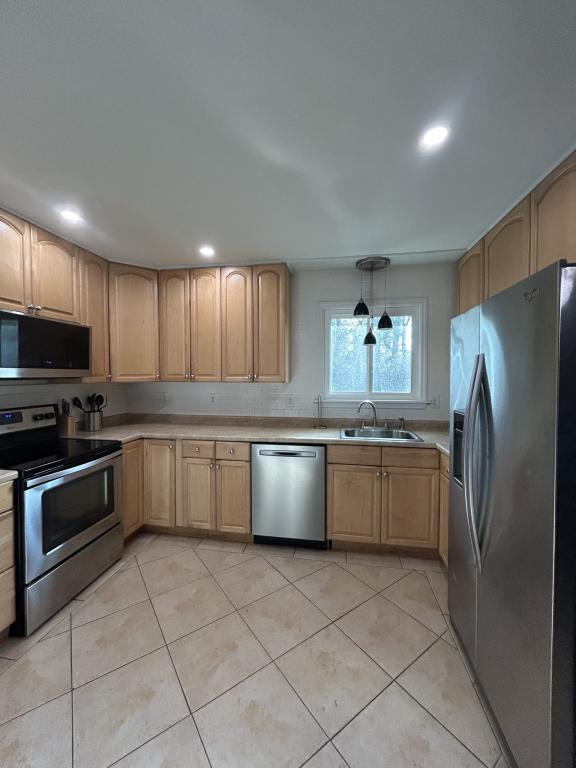 Building Photo - 405 Kingston Rd