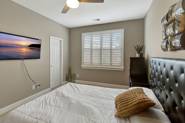 Building Photo - Immaculate Townhome in Dunes West