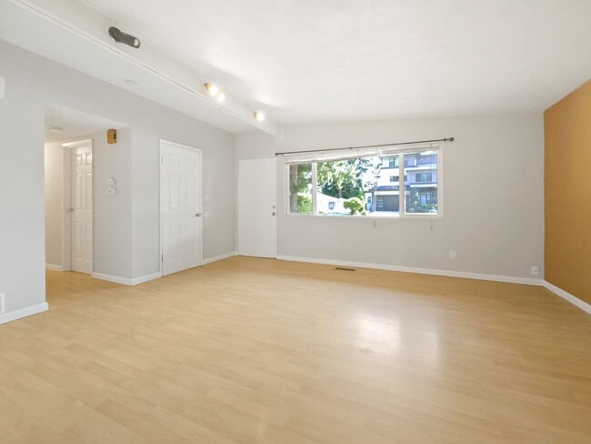 Building Photo - Bright Rambler in Prime Location