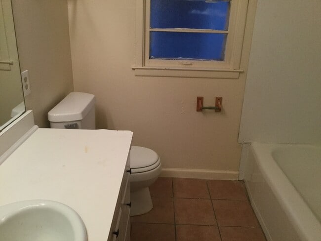 Building Photo - 2 Bedroom single family home W/ detached garage