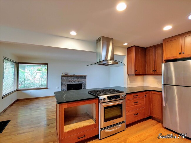 Building Photo - Beautifully Updated Early-Mid-Century 2 Be...