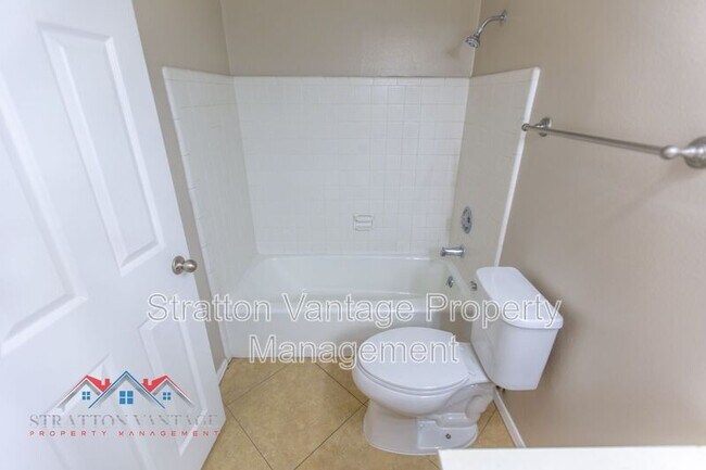 Building Photo - 704 E La Jolla Dr