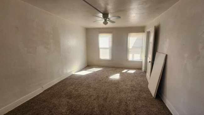 Building Photo - 3 bedroom 2 bathroom single family home | ...