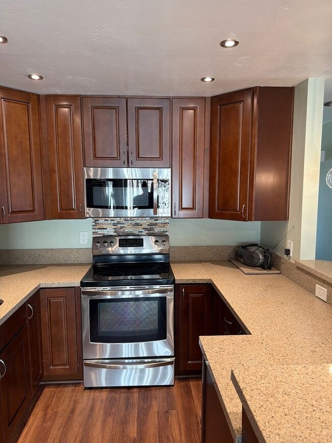 Building Photo - Remodeled Spring Valley Townhome